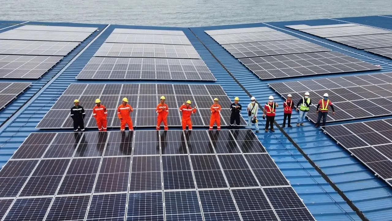 Ramon S. Fernandez overseeing a solar panel installation